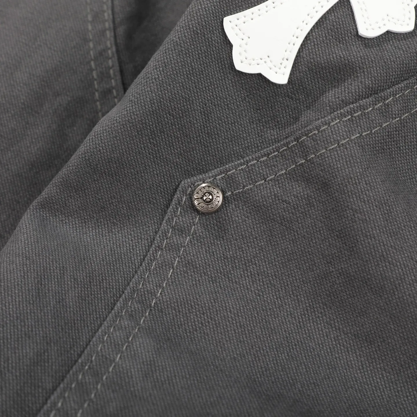P280 Chrome hearts Cross patch leather jeans workwear logging pants Chrome hearts logging pants are here! ! ! CH Croix Heart Double Knee Cross Patch Leather Bo1 Style Logging Pants Straight-leg Work Pants B136 Croix Heart Cross Sanskrit Overalls Price 34W Level, patchwork cross pattern embellishment, high-waisted washed jeans! ! Absolutely high-end luxury products, 1.9W level god-level single products, super popular products, made by top heavy industry, not to be missed. About Zangyin, this is an extremely luxurious fashion brand, which can also be called the nobles of the high street. It has always been an exclusive brand of some hipsters or rich second generation. Compared with ordinary high streets, it is more luxurious and noble. Compared with luxury brands, it has a more fashionable personality and has always been a brand that I have a special liking for. Imported yarn is custom-woven into a high-density twill canvas, which ensures a crisp silhouette while also making the fabric feel very delicate. It follows the B01 classic silhouette, with a crisp and stylish upper body. The ready-made garments are stone-ground and fermented and can be matched with any style. Buttons and zinc are washed with genuine YKK retro metal products. Double-layered canvas on the front. Perfect details. All hardware is perfect. Size: s-XXL Color: Gray